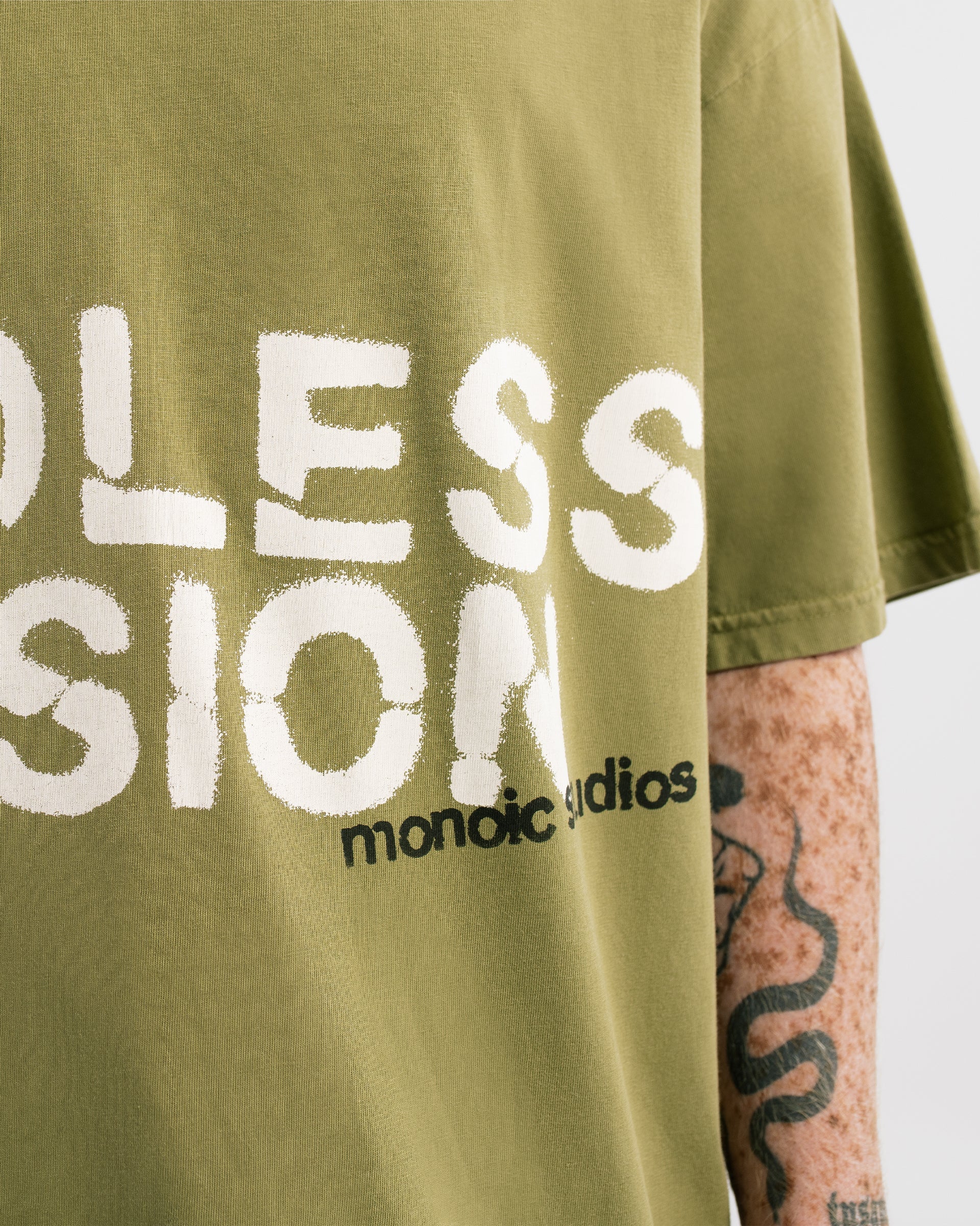 Camiseta Endless Vision Verde Oliva Desgastado | Camisetas Endless Dreams | Monoic Studios