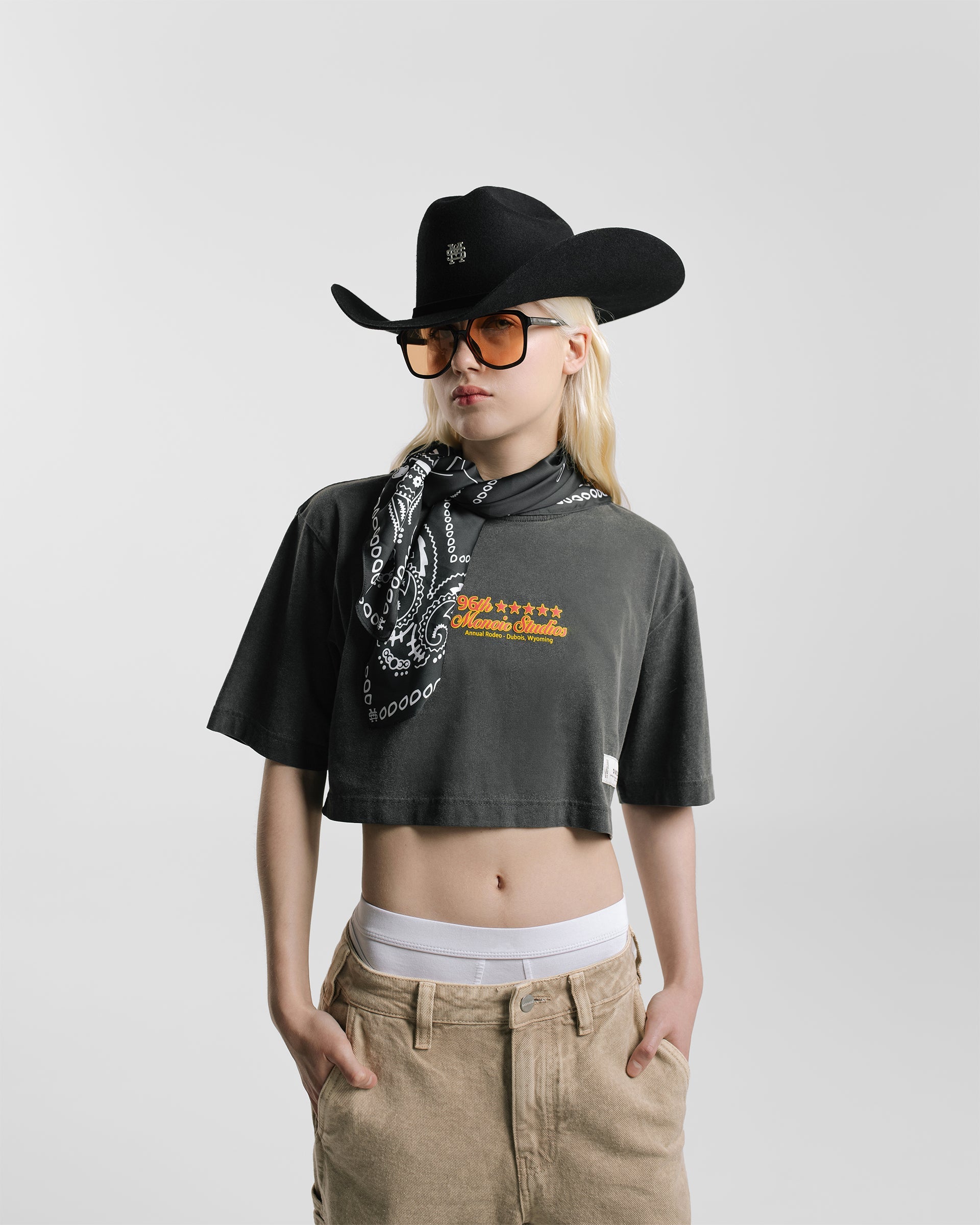 Camiseta Cropped Rodeo Stars Gris | Camisetas Rodeo | Monoic Studios