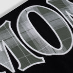 Camiseta negra oversized con doble manga en cuadros verdes y blancos con un bordado trasero en la parte superior | Camisetas MONOIC 