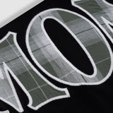 Camiseta negra oversized con doble manga en cuadros verdes y blancos con un bordado trasero en la parte superior | Camisetas MONOIC 