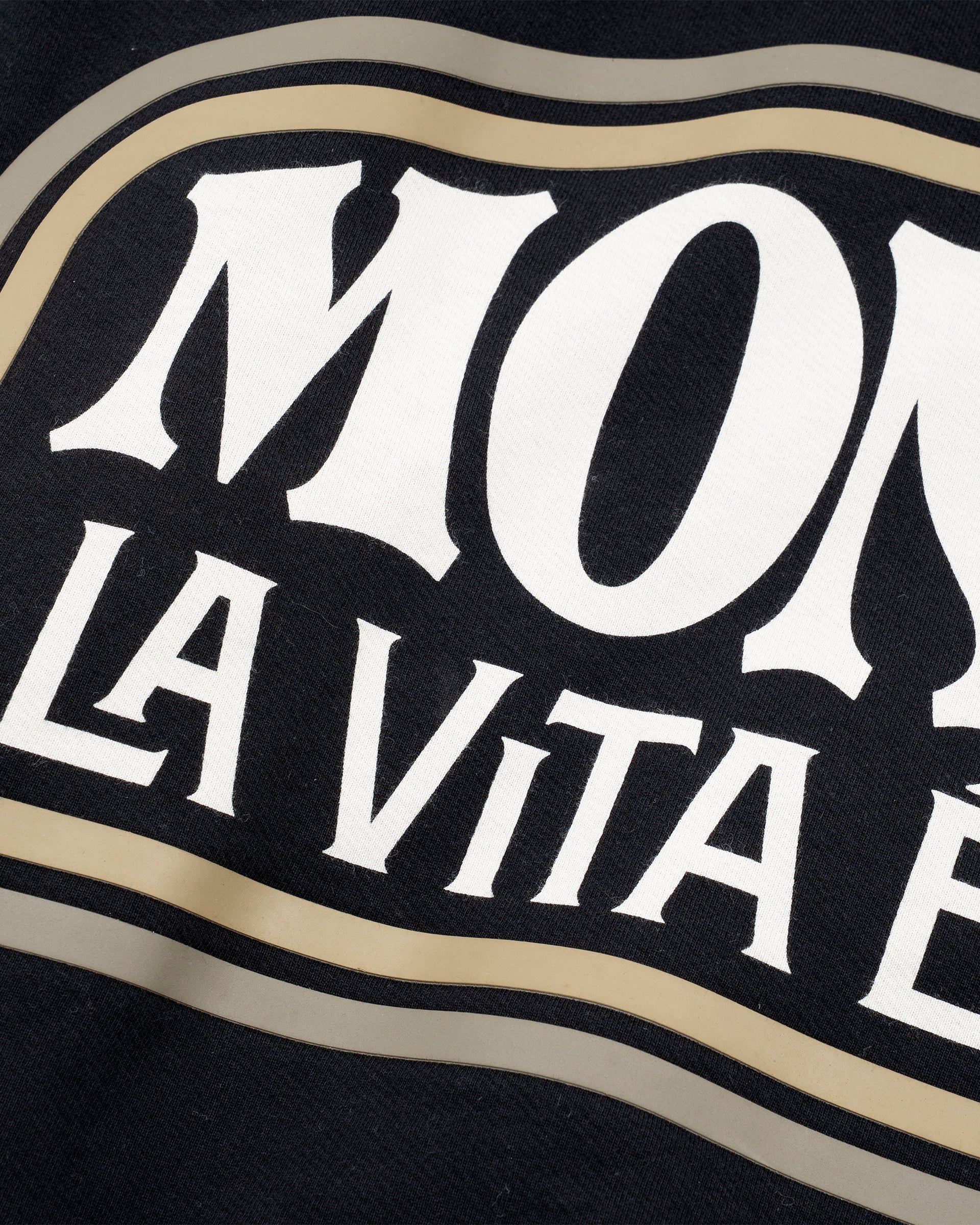 Hoodie La Vita È Bella in Dark Black with raised back print, kangaroo pocket, and metallic details.
